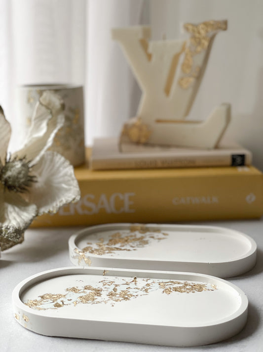 Tray in white color with gold elements